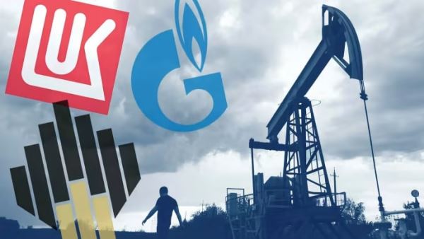 Индийские государственные нефтеперерабатывающие компании ведут переговоры о долгосрочной сделке по импорту нефти с Россией, сообщил правительственный источник